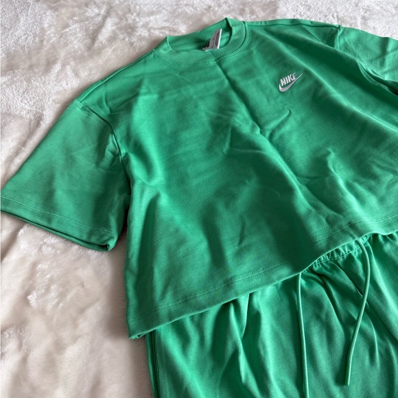 Nike Mint Green Athletic Set - Picture 5 of 9